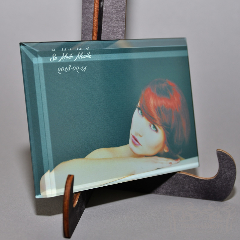 Užrakinkite prisiminimus stikle 10 Young lady ant stiklo 10 x 15 x 1 cm, darbų galerija