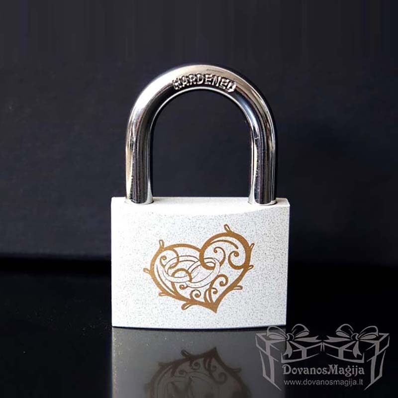 <figure class="wp-block-image size-large"><figcaption> <h3>Spyna su graviravimu vestuvėms</h3> <ul> <li>Graviruojame ant spynos pasirinktą tekstą ar paveikslėlį</li> <li>Ant spynos išgraviruosime vardą ar/ir datą</li> <li>Galime atspausdinti pasirinktą paveikslėlį ar nuotrauką</li> <li class="pp_description">Tam kad užsakyti, susisiekite su mumis suderinsime tekstą ir kitus niuansus.</li> <li>Telefonas pasiteirauti ir užsakyti: +370 621 95661</li> </ul> </figcaption></figure> <ul> <li>El. paštas: <a href="mailto:info@dovanosmagija.lt">info@dovanosmagija.lt</a></li> <li><span style="font-size: 16px;">Mūsų kontaktai:</span></li> <li><a style="font-size: 16px; background-color: #ffffff;" href="https://www.dovanosmagija.lt/apie/kontaktai/">Kontaktai</a></li> <li>Bendraukite su mumis per Facebook:</li> <li><a href="https://www.facebook.com/DovanosMagijaTau" target="_blank" rel="nofollow noopener noreferrer">https://www.facebook.com/DovanosMagijaTau</a></li> <li>Aplankykite mus Youtube:<a href="https://www.youtube.com/channel/UCwOaJ1mBr-dd290SIwt0-jA" target="_blank" rel="nofollow noopener noreferrer">https://www.youtube.com/channel/UCwOaJ1mBr-dd290SIwt0-jA</a></li> </ul>