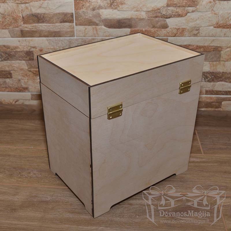 <figure class="wp-block-image size-large"><figcaption> <h3 class="pp_description">Medinė dėžutė aliejaus buteliukams 20x28x30cm</h3> <p class="pp_description">Su lentynėlėmis. Telpa iki 11 pavyzdžių 9x15x1.5cm.</p> Galime nudažyti ruda, raudonmedžio ar juoda spalva. Tai gali trukti iki 2 savaičių, bet stengiamės atlikti kaip galima greičiau. <p class="pp_description">Galima spauda ar graviravimas.</p> </figcaption></figure> Pritaikant Jūsų progai galime išgraviruoti tekstą ar paveikslėlį. tam kad užsakyti, susisiekite su mumis suderinsime išmatavimus ir tekstą. Telefonas pasiteirauti ir užsakyti: +370 621 95661 El. paštas: <a href="mailto:info@dovanosmagija.lt">info@dovanosmagija.lt</a> Bendraukite su mumis per Facebook: <a href="https://www.facebook.com/DovanosMagijaTau" target="_blank" rel="nofollow noopener noreferrer">https://www.facebook.com/DovanosMagijaTau</a> Aplankykite mus Youtube: <a href="https://www.youtube.com/channel/UCwOaJ1mBr-dd290SIwt0-jA" target="_blank" rel="nofollow noopener noreferrer">https://www.youtube.com/channel/UCwOaJ1mBr-dd290SIwt0-jA</a> Mūsų kontaktai: <a href="https://www.dovanosmagija.lt/apie/kontaktai/">Kontaktai</a>