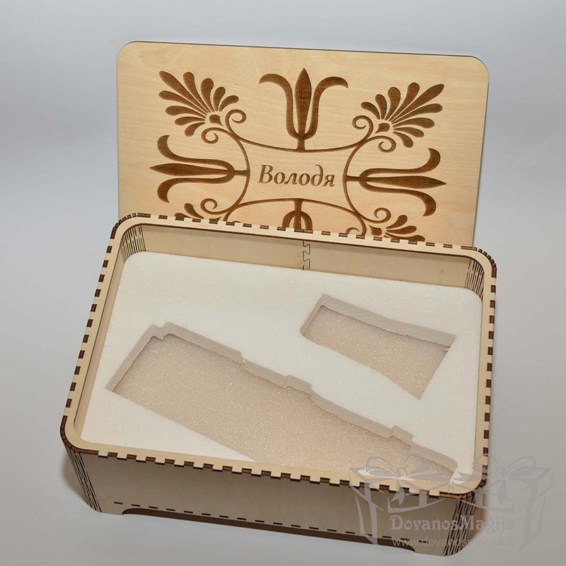 Butelis ir stikliuskas su graviravimu ir dėžute