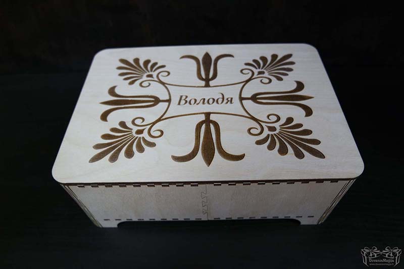 Butelis ir stikliuskas su graviravimu ir dėžute