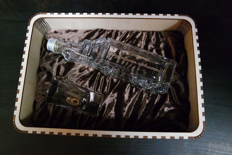 Butelis ir stikliuskas su graviravimu ir dėžute