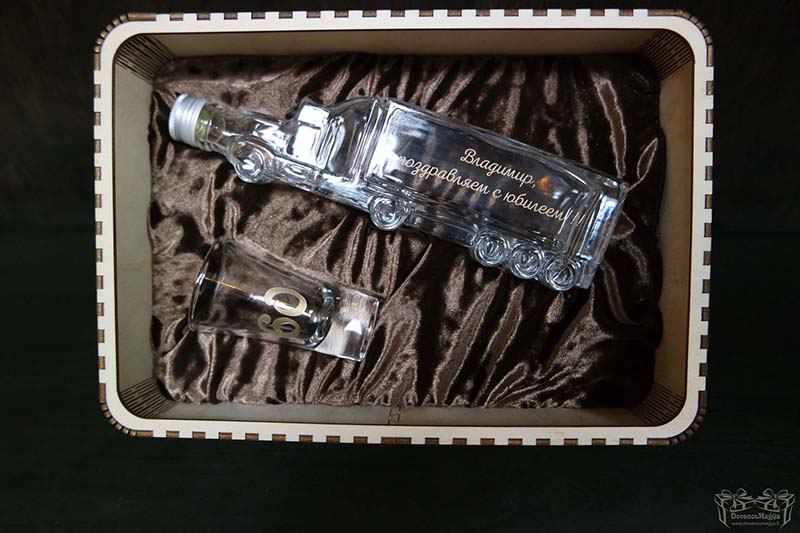 Butelis ir stikliukas su graviravimu ir dėžute